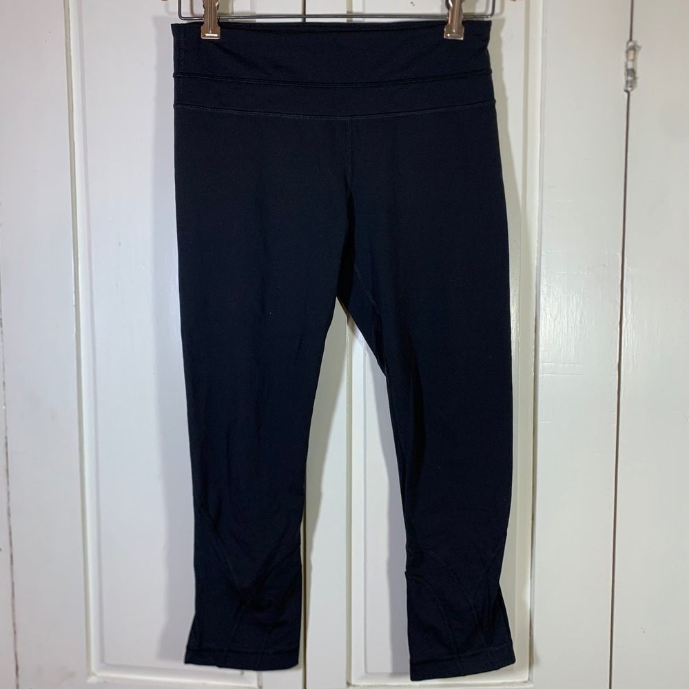 Lululemon Black Cropped Leggings Size 6 Zippered Back Pocket Reflective Logo